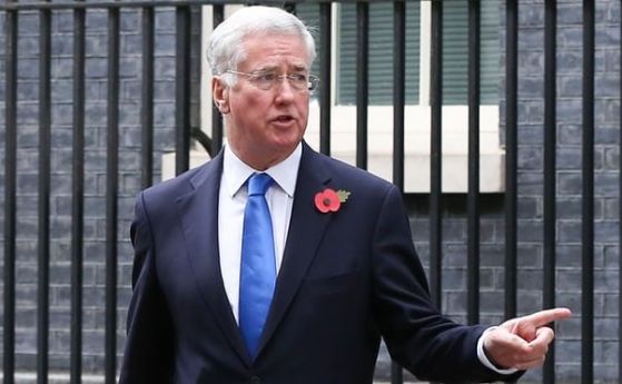 Британският военен министър подаде оставка след обвинения в сексуален тормоз