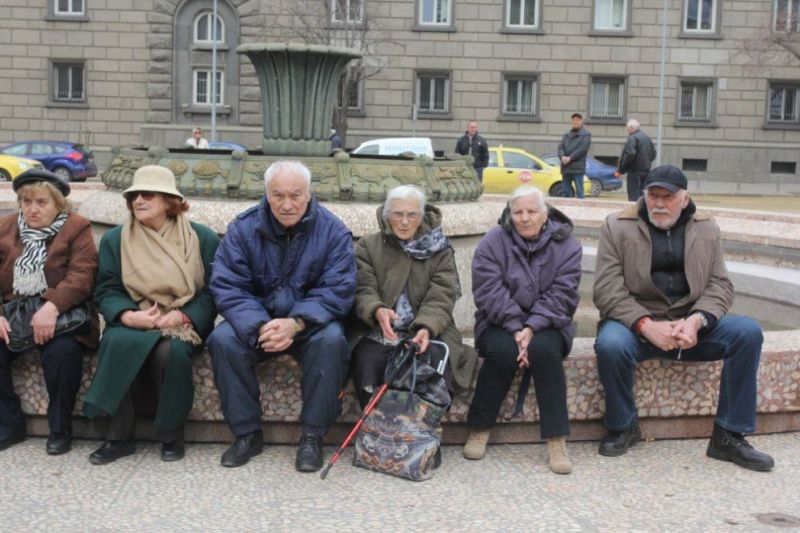 Пенсионери протестират за по-високи пенсии пред Народното събрание. 
Недоволните настояват пенсиите