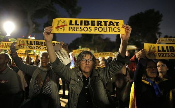 Хиляди каталунци протестираха срещу арестите на осем регионални министри Представителите