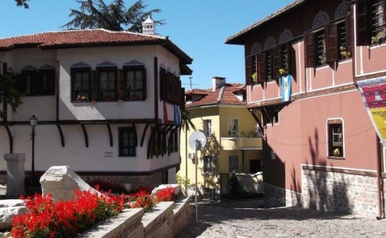 Жители и работещи в Стария град в Пловдив излязоха на