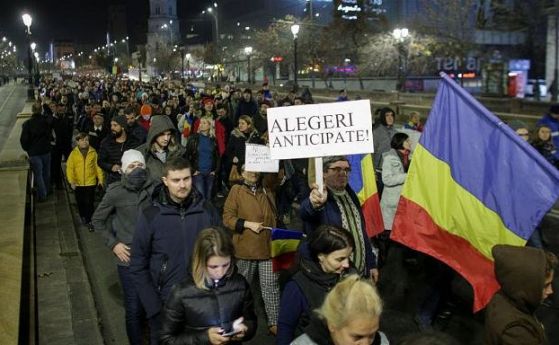 Десетки хиляди хора в цяла Румъния излязоха на улиците снощи