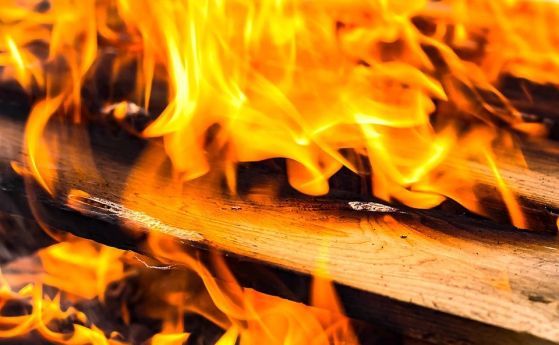 Голям пожар избухна в понеделник вечерта в месокомбината във Велико