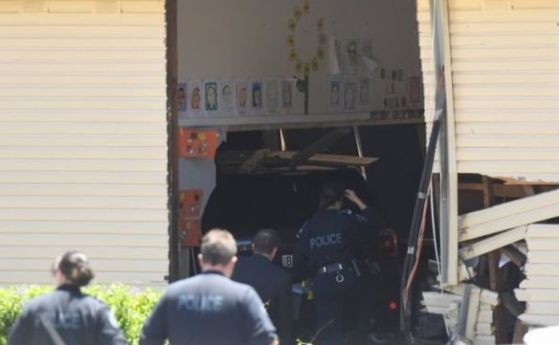 Кола се вряза в класна стая в Сидни и уби две деца