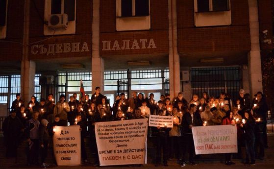 Протест за референдума на Слави събра 60 души