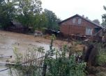 ЕВН помага за изсушаването на наводнените къщи в Камено