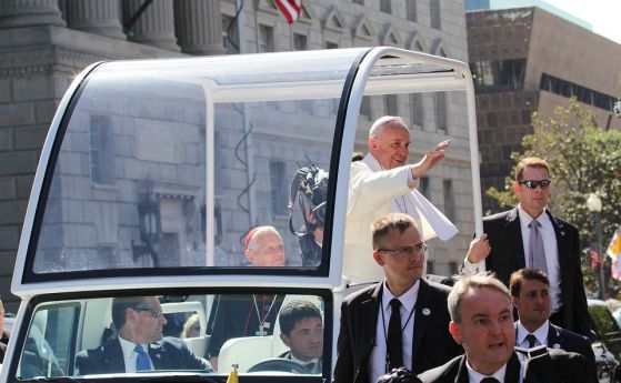 Папа Франциск призова вярващите да оставят телефоните си в джоба по време на литургия