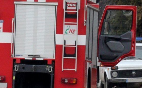 ТИР увисна от мост в Пернишко, пожарникари спасиха шофьора