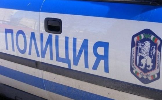 Двама полицаи и четирима дилъри са арестувани в Стражица при