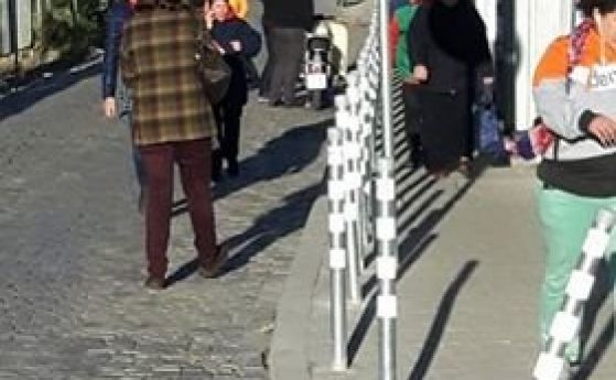 Антипаркинг колчета на тротоара в локалното платно на столичния бул