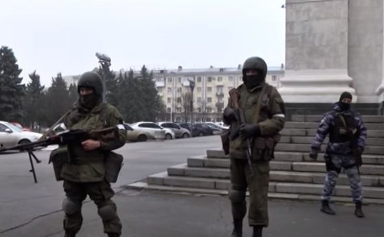 Въоръжени униформени блокираха центъра на Луганск (видео)
