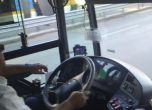 От вас: Шофьор на автобус в градския транспорт пуши (видео)