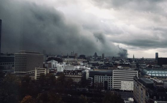 Пожар във фабрика за гофрети причини огромно задимяване на Брюксел (снимки)