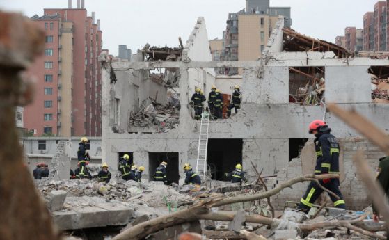 Най малко двама души са загинали още двама са в