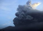 Дим и пепел над Бали, отмениха 28 полета