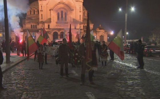 Десетки души са се включиха в марша организиран от ВМРО