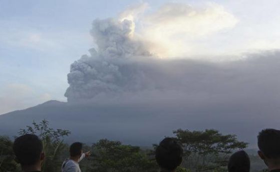 Във връзка със започналото изригване на вулкана Агунг на остров