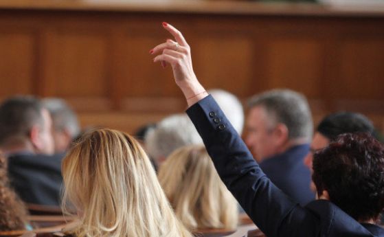 Депутатите заседаваха до 3 30 ч тази нощ   след като удължаваха