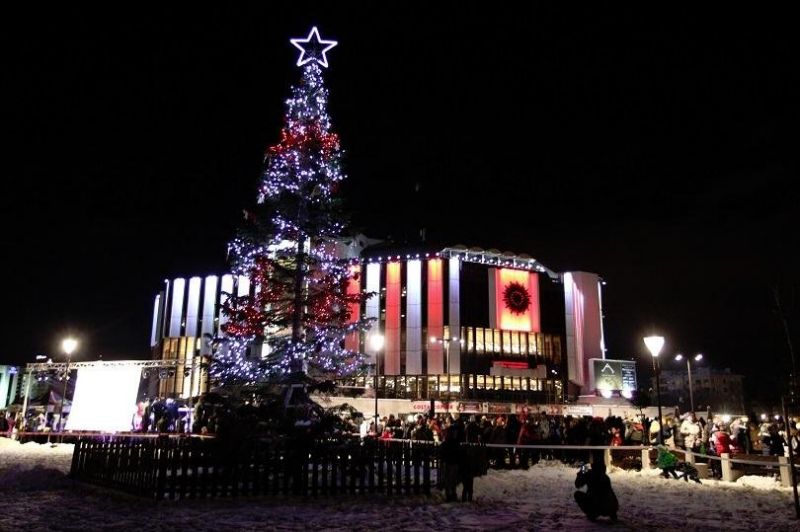 Коледната елха на София грейва утре пред НДК, светлините й