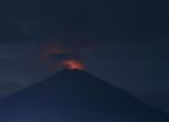 Вулканът на Бали пак хвърля пепел на 2 км височина (видео)