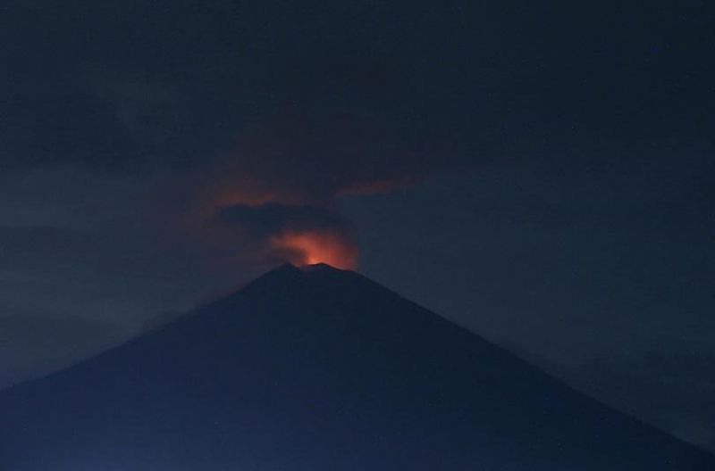 Вулканът Агунг на индонезийския остров Бали изригна отново и изхвърли