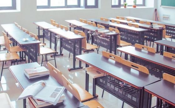Учителка накарала цял клас първокласници да целунат ръка на преподавателката си