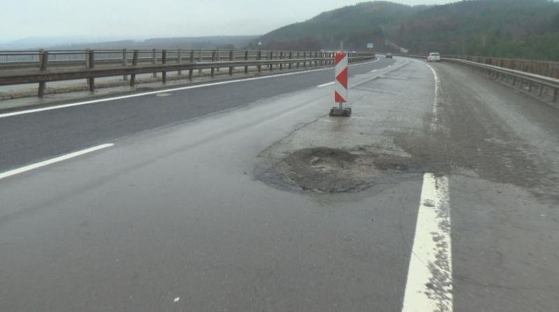 Втори ден огромна дупка на магистрала Тракия остава незапълнена, съобщава