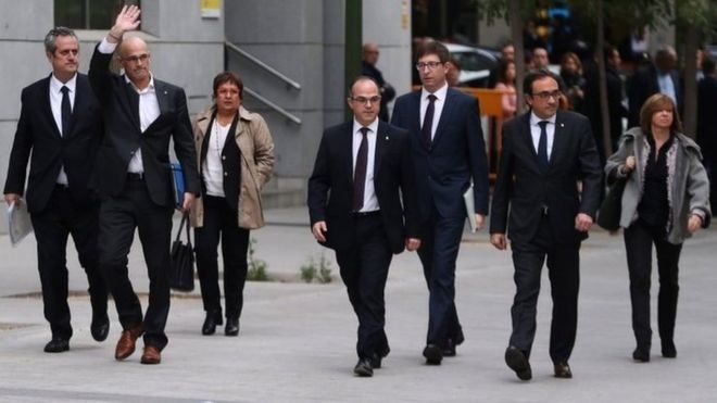 Испанските власти освободиха от ареста шестима каталунски политици. Те бяха