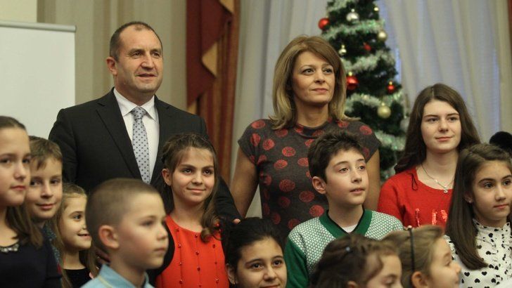 Президентът Румен Радев, неговата съпруга Десислава Радева и децата, подпомогнати