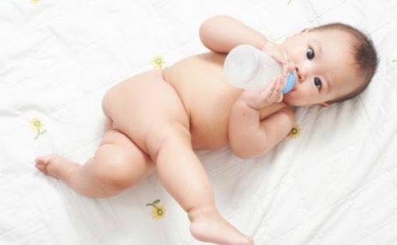 Френската компания за бебешки млечни храни Lactalis е изтеглила няколко свои