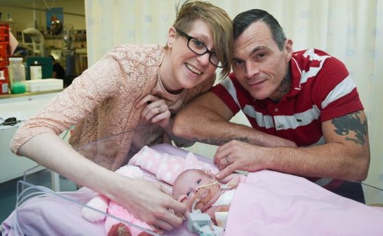 Лекари във Великобритания спасиха бебе родено със сърце извън гръдния