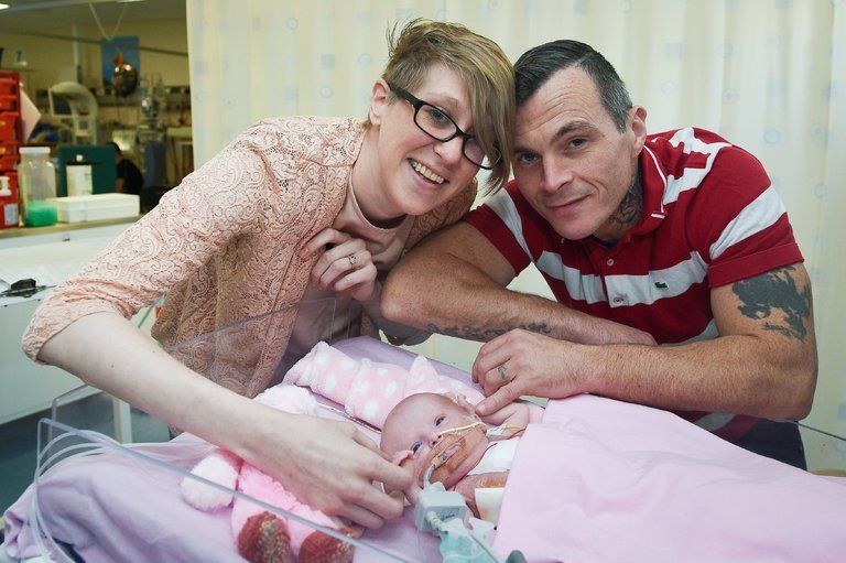 Лекари във Великобритания спасиха бебе, родено със сърце извън гръдния