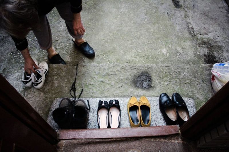 Очакват ли българите гостите им да събуват обувките си? Този