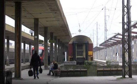 Вандали с камъни изпочупиха влак на БДЖ, пострада момиче