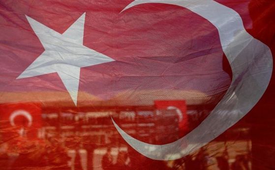 Един от синовете на бившия турски премиер е открит мъртъв в дома си