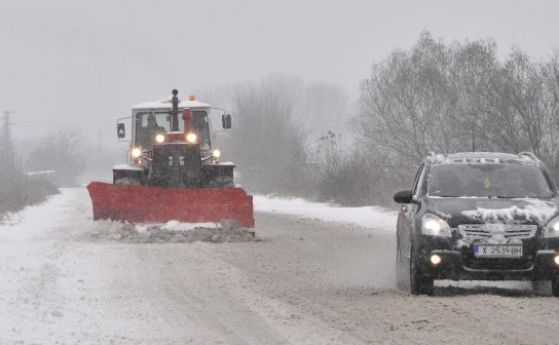 Над 500 машини в страната ринат снега по пътищата