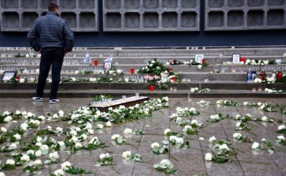 Берлин откри паметник на загиналите в атентата на коледен базар миналата година