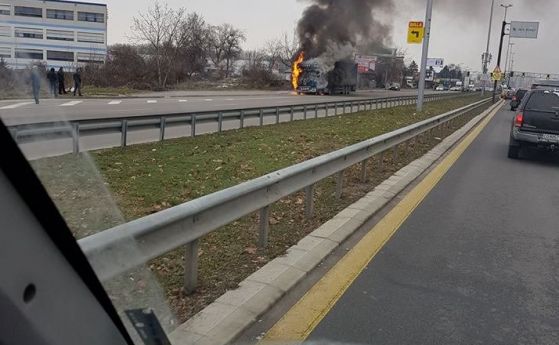 Камион се запали в движение на Цариградско шосе