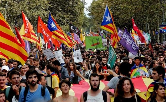  Мадрид упрекна Русия и Асандж в интервенция на изборите в Каталуния 