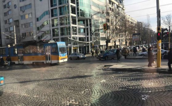Авария причини транспортен хаос в половин София (видео)