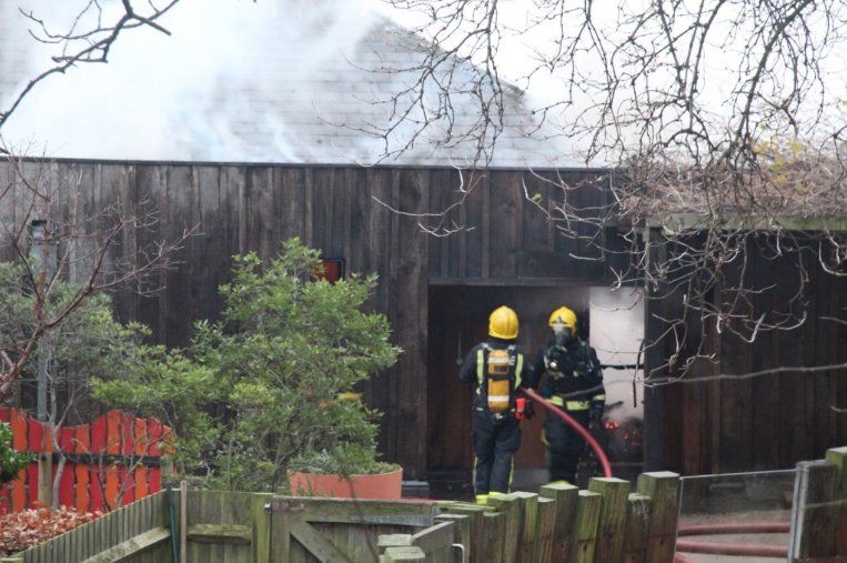 Повече от 70 пожарникари се борят с огнена стихия, избухнала