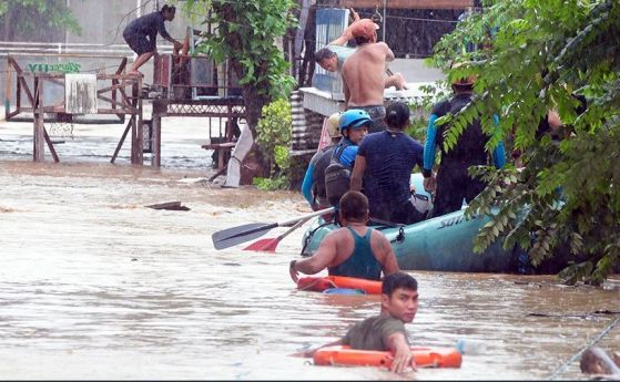 Свлачища и тропическа буря отнеха живота на 90 души във Филипините