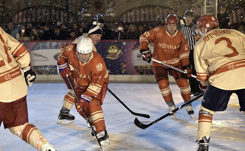 Руският президент Владимир Путин се включи в хокеен мач на