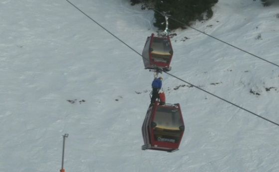 Над два часа останаха заклещени 160 скиори във френските Алпи