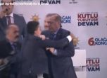 Видео: Мъж изскочи на сцената, по време на реч на Ердоган