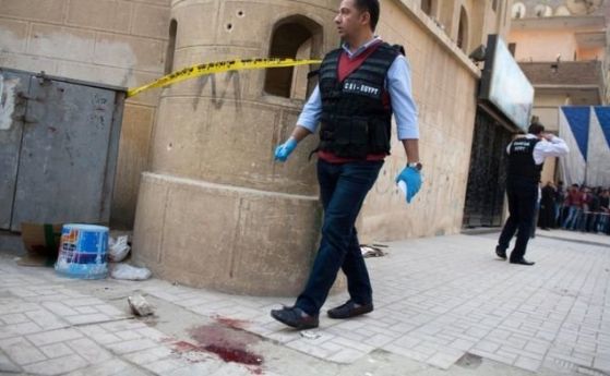 Въоръжени мъже атакуваха църква в южно предградие на Кайро   Полицаи