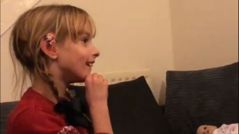 Видео как 8-годишно глухо момиченце научава, че ще си има