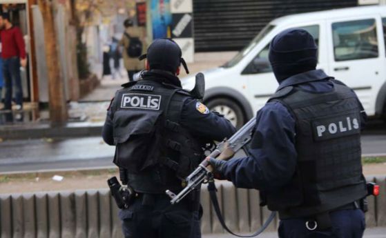Турската полиция арестува 20 души по подозрение във връзки с
