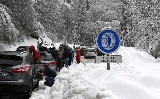 Лавина уби скиор във Франция