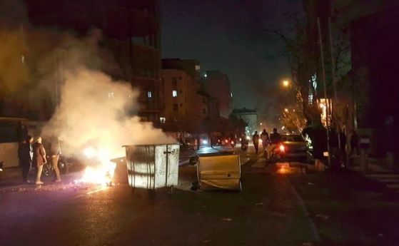 Иран отряза социалните мрежи и заплаши протестиращите: Ще си платите цената!