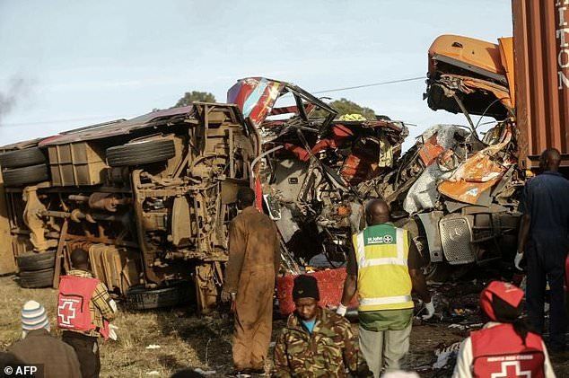 Най-малко 36 души загинаха в катастрофа между камион и автобус